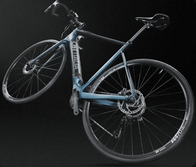 Vélo de course électrique CBT Italia modèle Artik 09 vu de profil