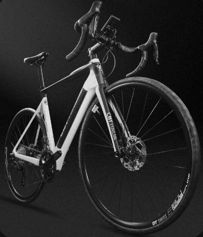 Vélo de route Artik 09 électrique en carbone de la marque CBT Italia. Le vélo est de couleur blanche.