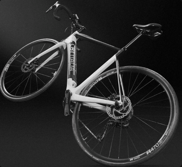 Vélo de route électrique Artik 09 de couleur blanche vu sur le côté.