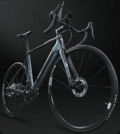 Vélo de route électrique de la marque CBT Italia, modèle Artik09 de couleur bleu pétrole.