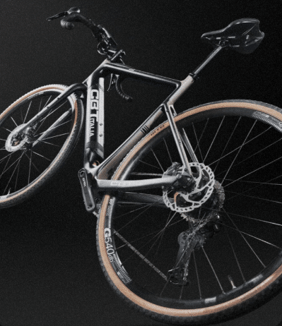 Vélo électrique type Gravel de la marque CBT Italia. Le modèle est un BLADE, couleur sable et noir, avec moteur dans la roue arrière et batterie dans le cadre.