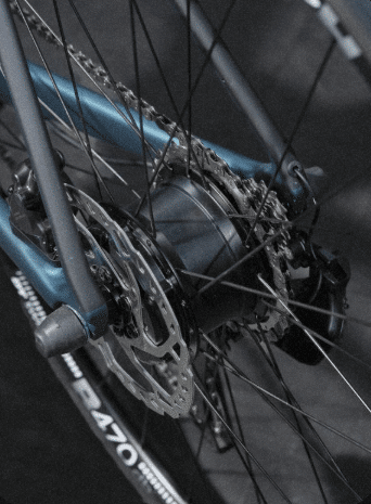 Zoom sur le moteur à moyeu d'un CBT Italia Artik09 bleu pétrole.