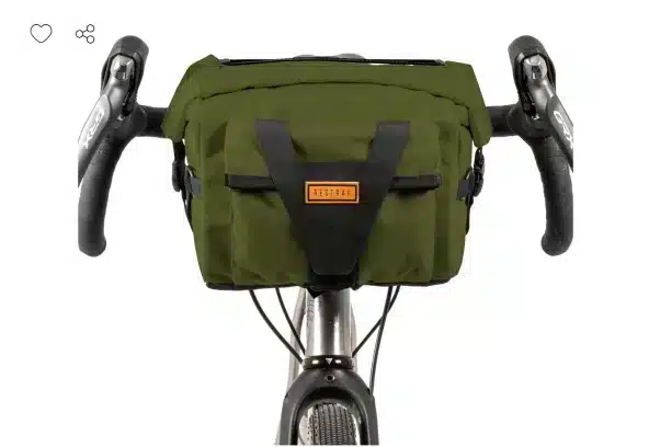 Voyager à vélo : comment bien se préparer ? 4 saccoche de cintre 2