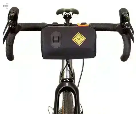 Voyager à vélo : comment bien se préparer ? 5 saccoche de cintre 3