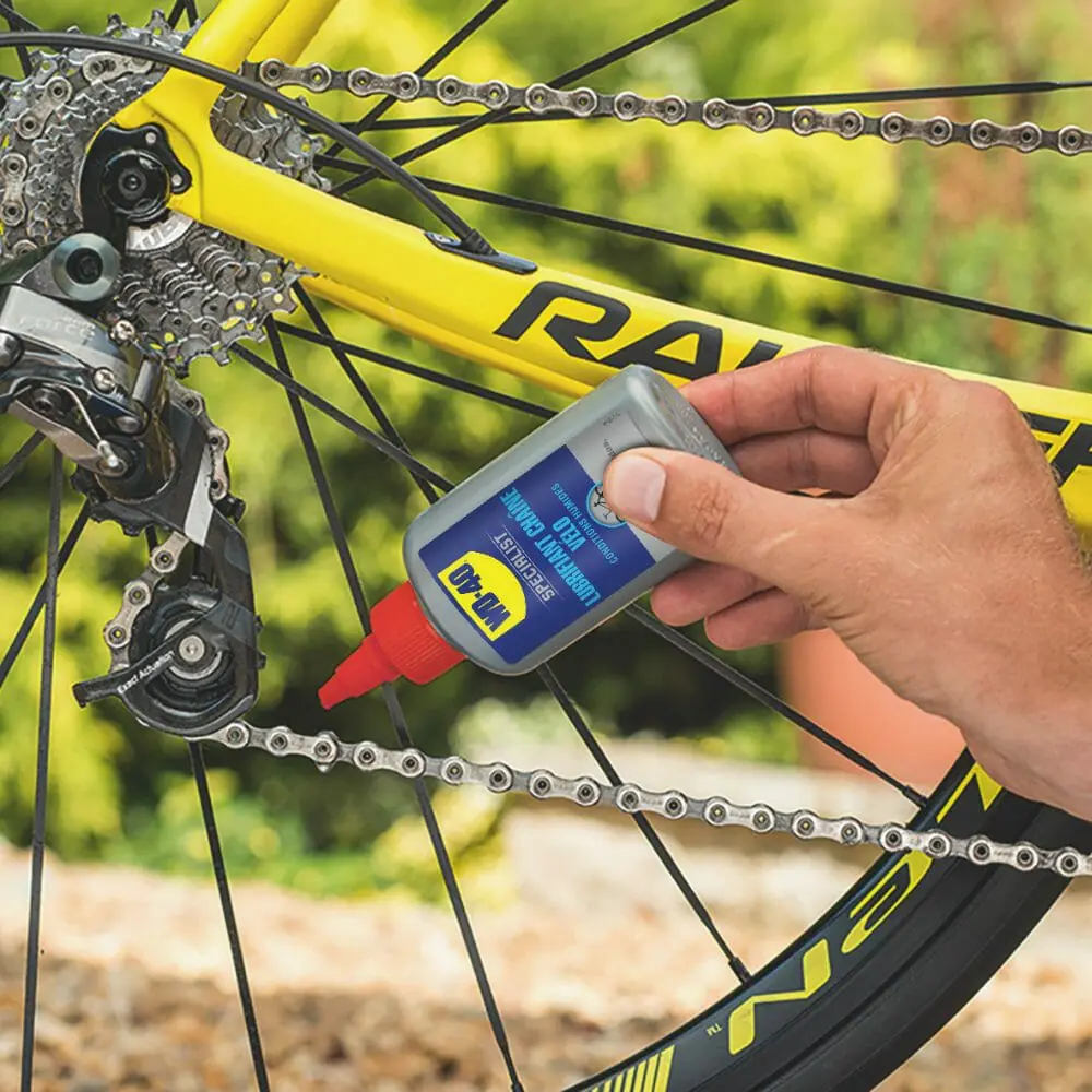 Comment prendre soin de sa chaîne de vélo ? 3 photo usage Lubrifiant chaine wet 02.jpg