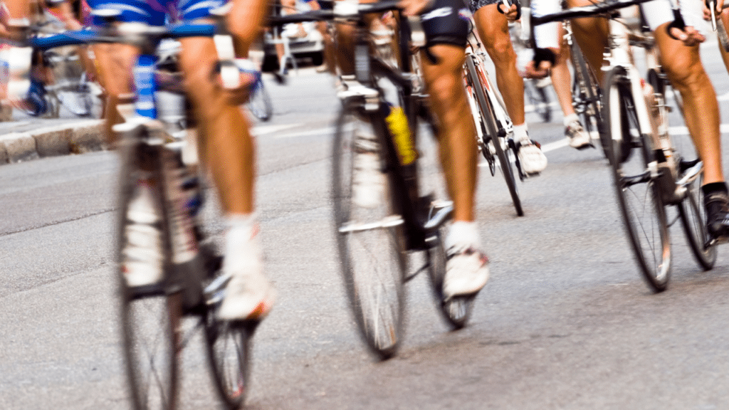 Photo floutée des roues de vélos des coureurs du tour de France