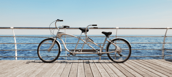 Tandem sur ponton en bordure de mer