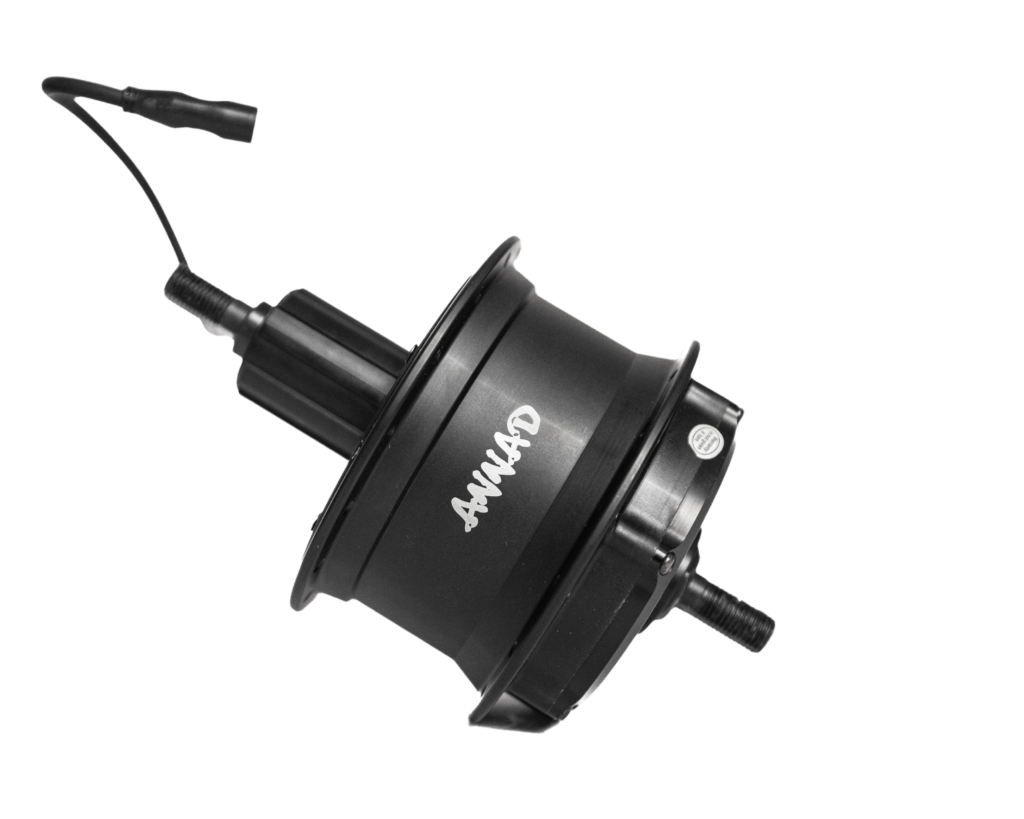 Moteur seul sur fond blanc. Moteur ULTRA pour roue arrière de vélo, de couleur noire avec la marque "ANNAD" en blanc sur le moyeu.
