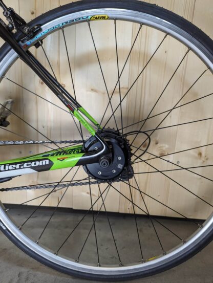 Gros plan sur une roue arrière de vélo équipée d'un moteur Ultra freinage patin