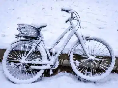 Vélo entièrement recouvert de neige dans un paysage enneigé