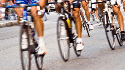 Photo floutée des roues de vélos des coureurs du tour de France