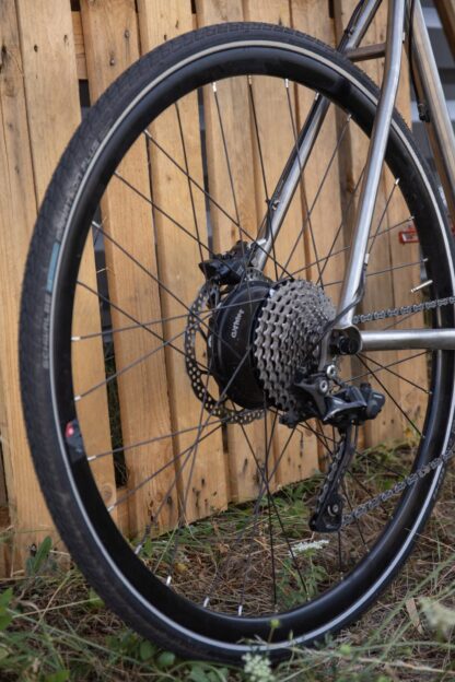 Moteur avec batterie intégrée monté sur la roue arrière d'un vélo Gravel en titane