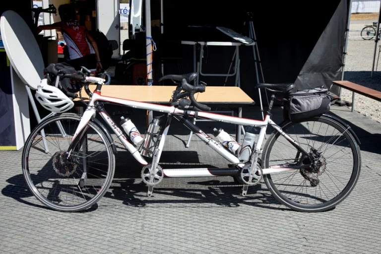 Couples de cyclistes : découvrez les bienfaits du tandem - illustration principale