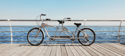 Tandem sur ponton en bordure de mer