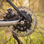 Moteur pour roue arrière de vélo à axe traversant