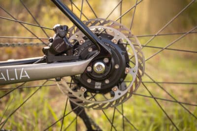 Moteur pour roue arrière de vélo à axe traversant