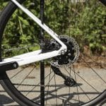 Zoom sur moteur axe traversant sur la roue arrière d'un CBT blanc