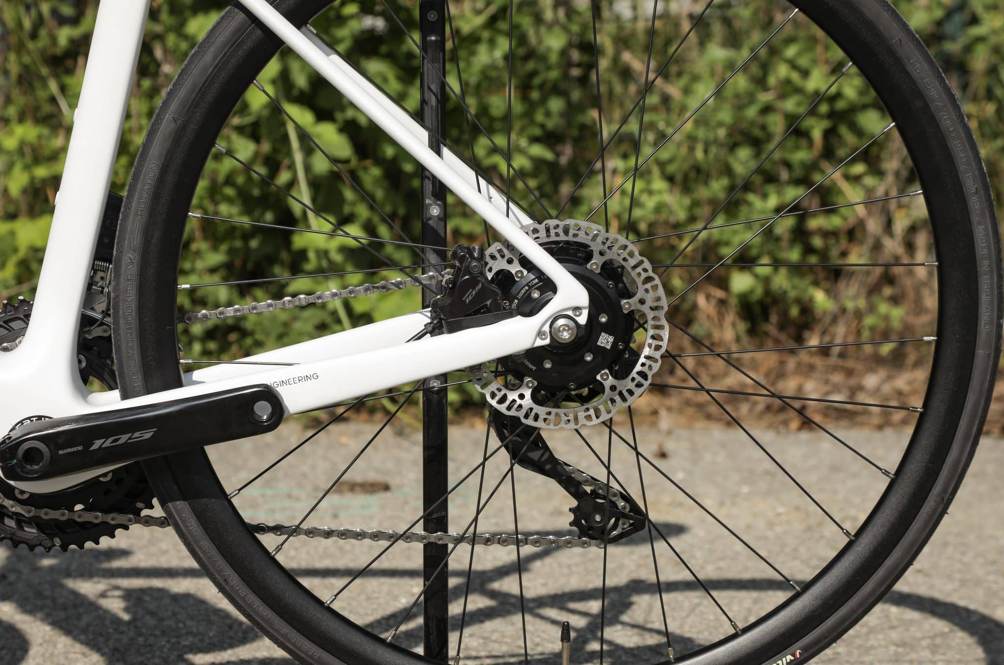 Zoom sur moteur axe traversant sur la roue arrière d'un CBT blanc