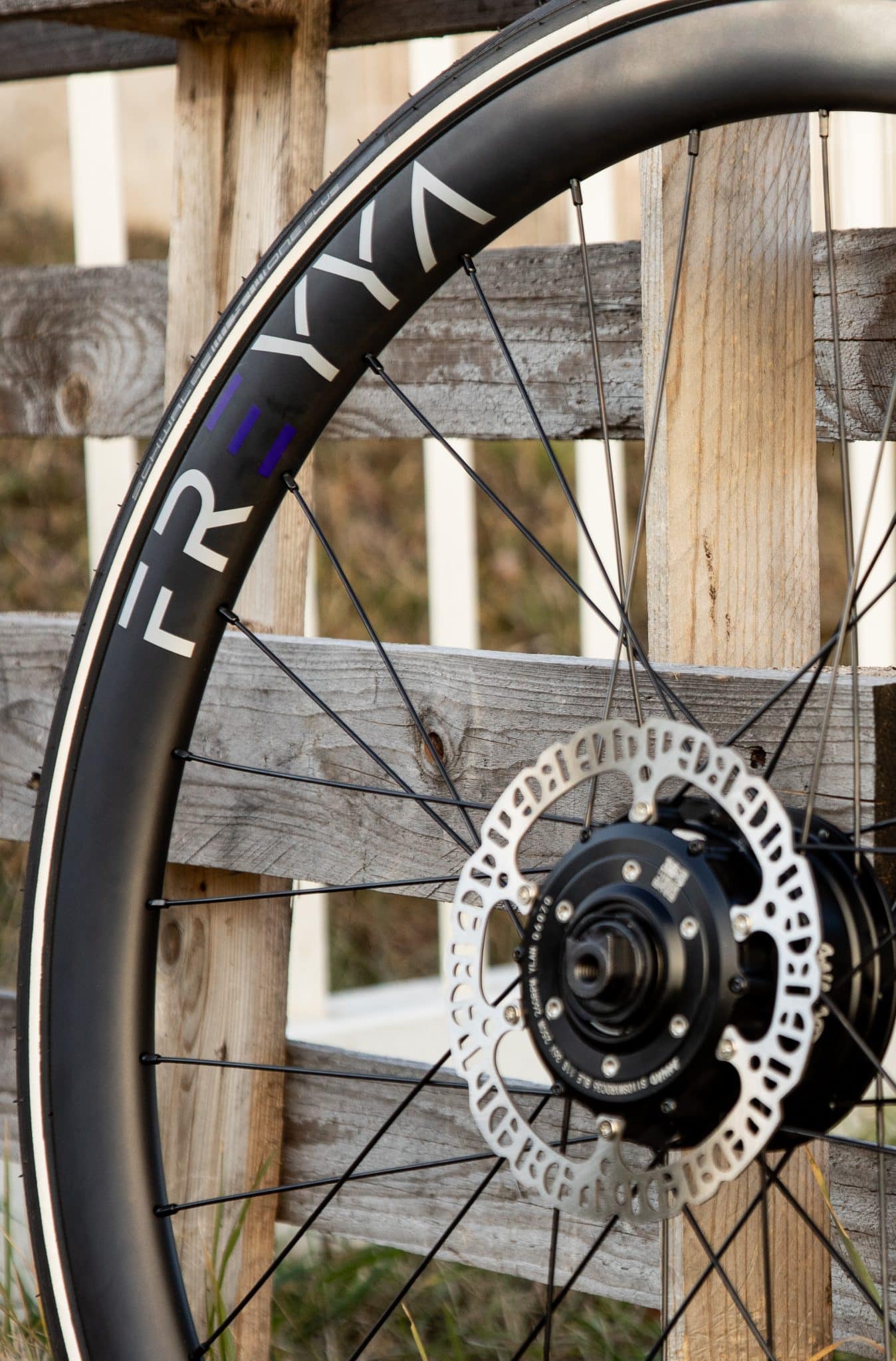 Jante en carbone FREYYA 2 Zoom sur le flocage d'une jante carbone haut de gamme de la marque FREYYA, équipée d'un moteur ANNAD