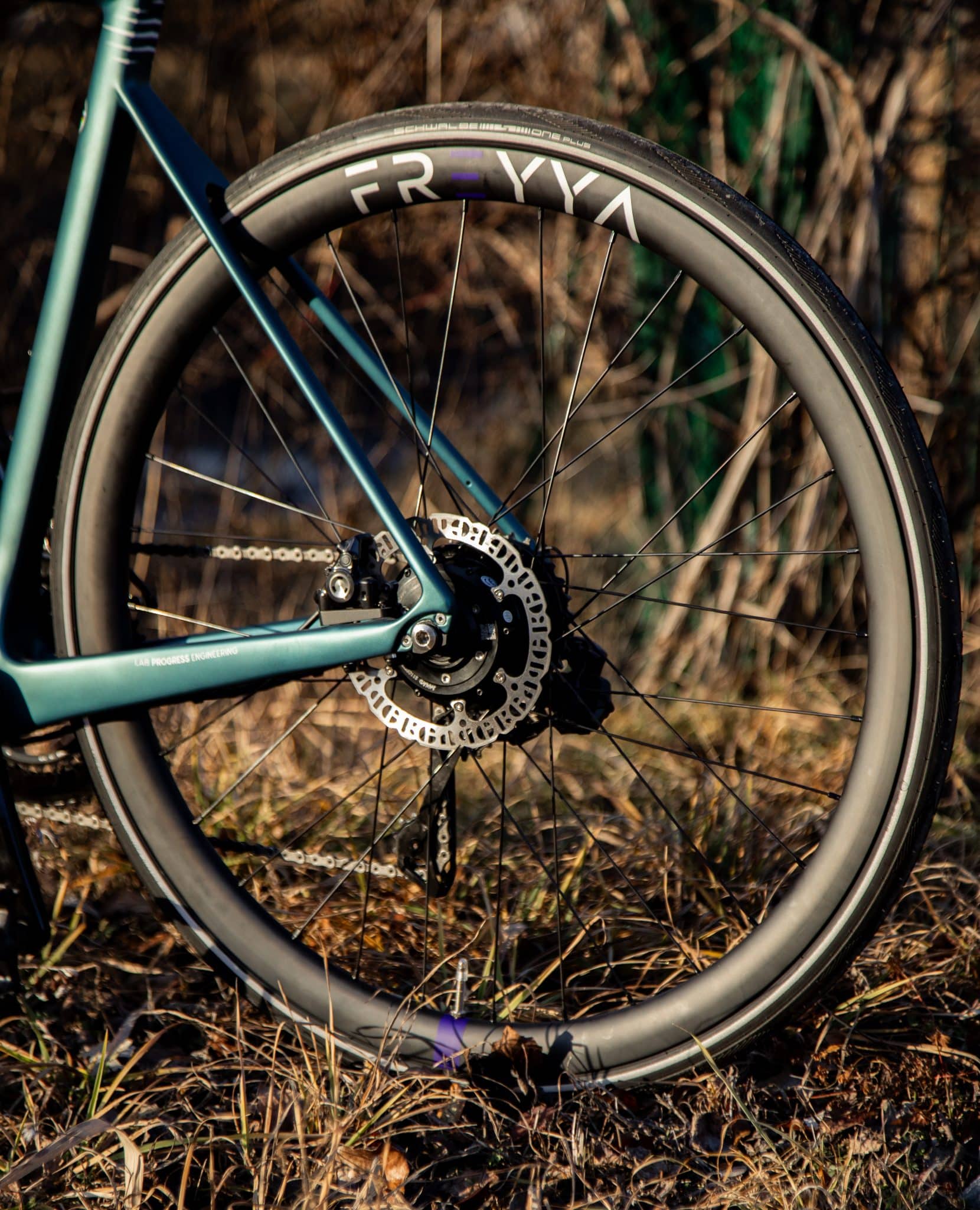 Jante en carbone FREYYA 3 Jante FREYYA montée sur vélo de route en carbone. Equipée d'un moteur ANNAD pour axe traversant.
