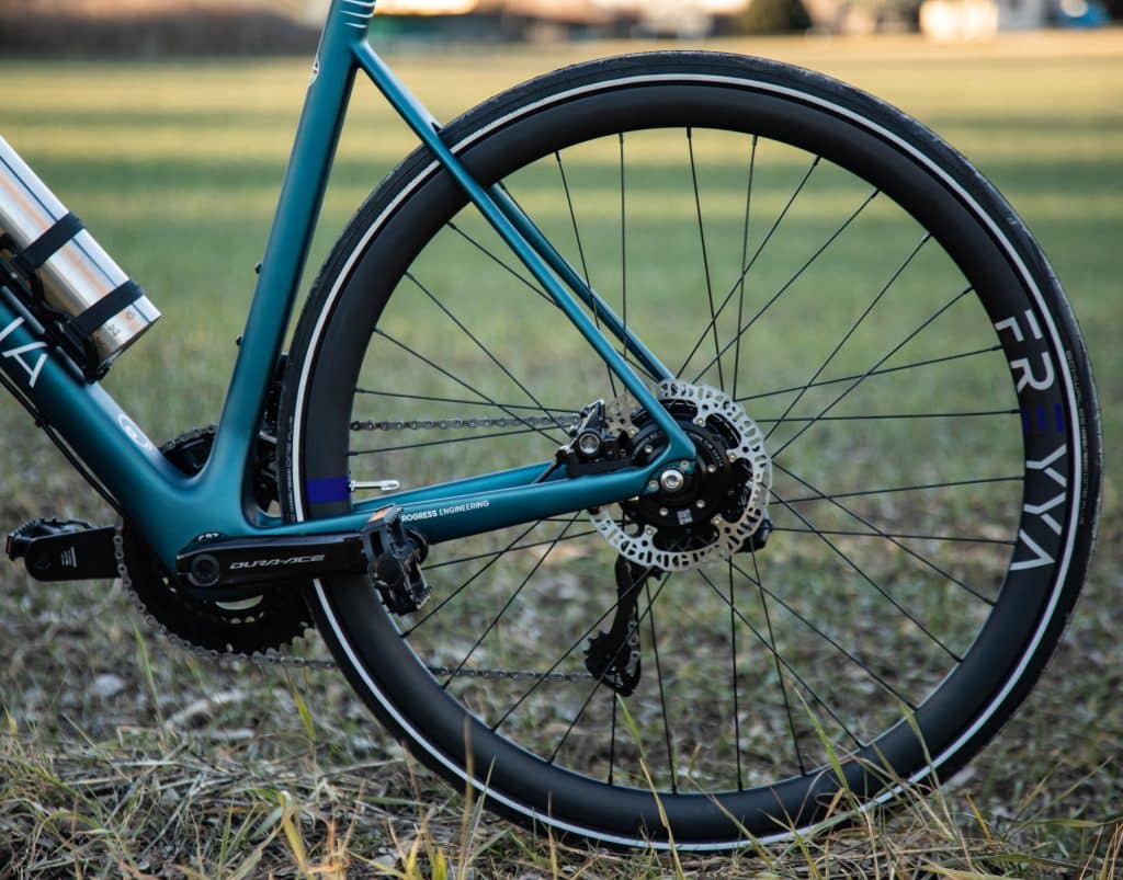 Jante FREYYA en carbone installée sur la roue arrière d'un vélo CBT Italia équipé d'un moteur axe traversant.