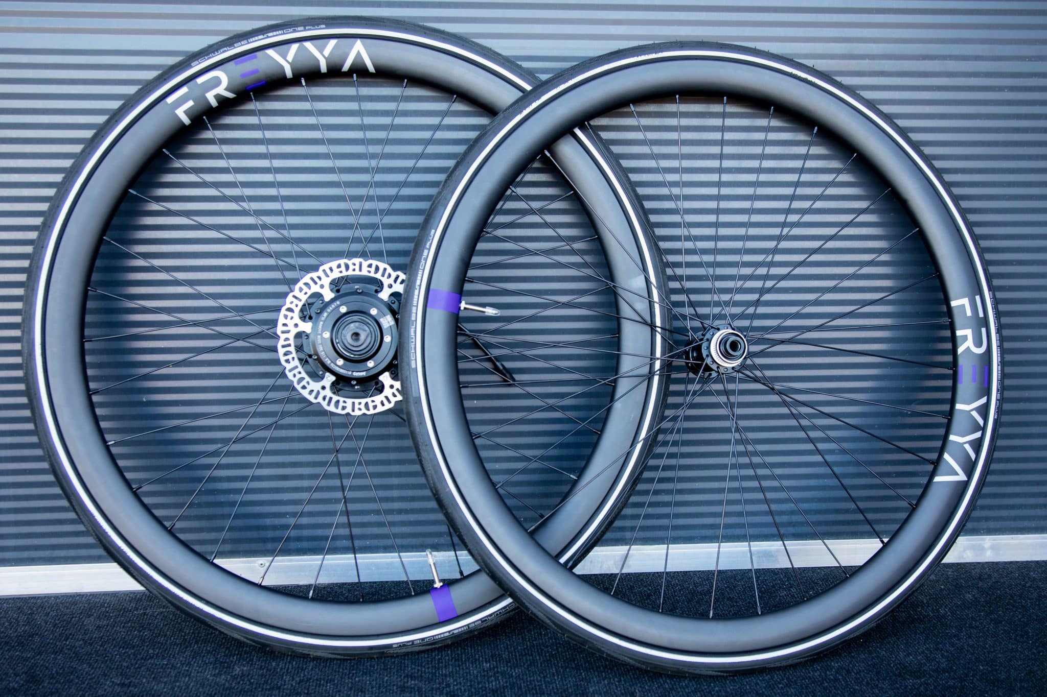 Jante en carbone FREYYA 4 Duo de Jantes FREYYA haut de gamme en carbone, roue avant et roue arrière, celle-ci équipée d'un moteur ANNAD